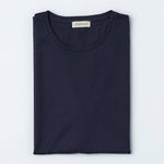 Mann mit T-Shirt aus Bio-Baumwolle in Farbe Navy